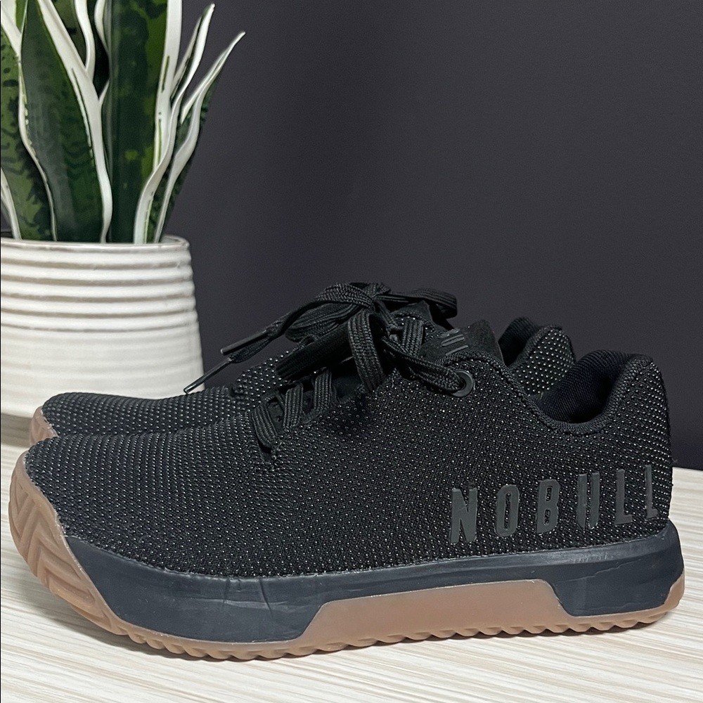 NOBULL Men's Black and Gum Athletic Shoes!! EUC 🖤